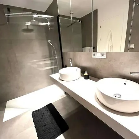 Luxurious For 5 Guests Апартаменты Манилва